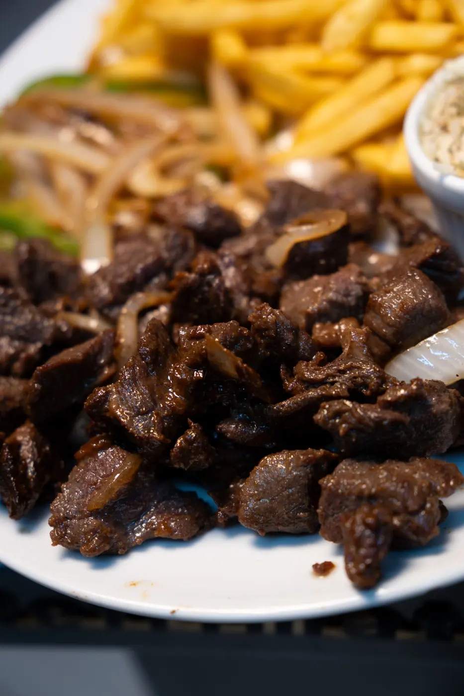 Carne grelhada servida com acompanhamentos