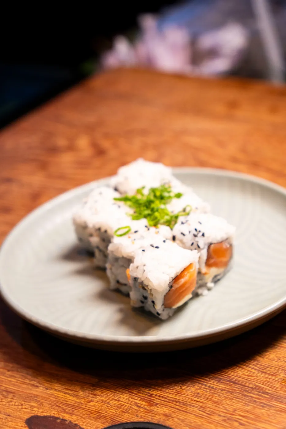 Peças de sushi com salmão e finalização delicada